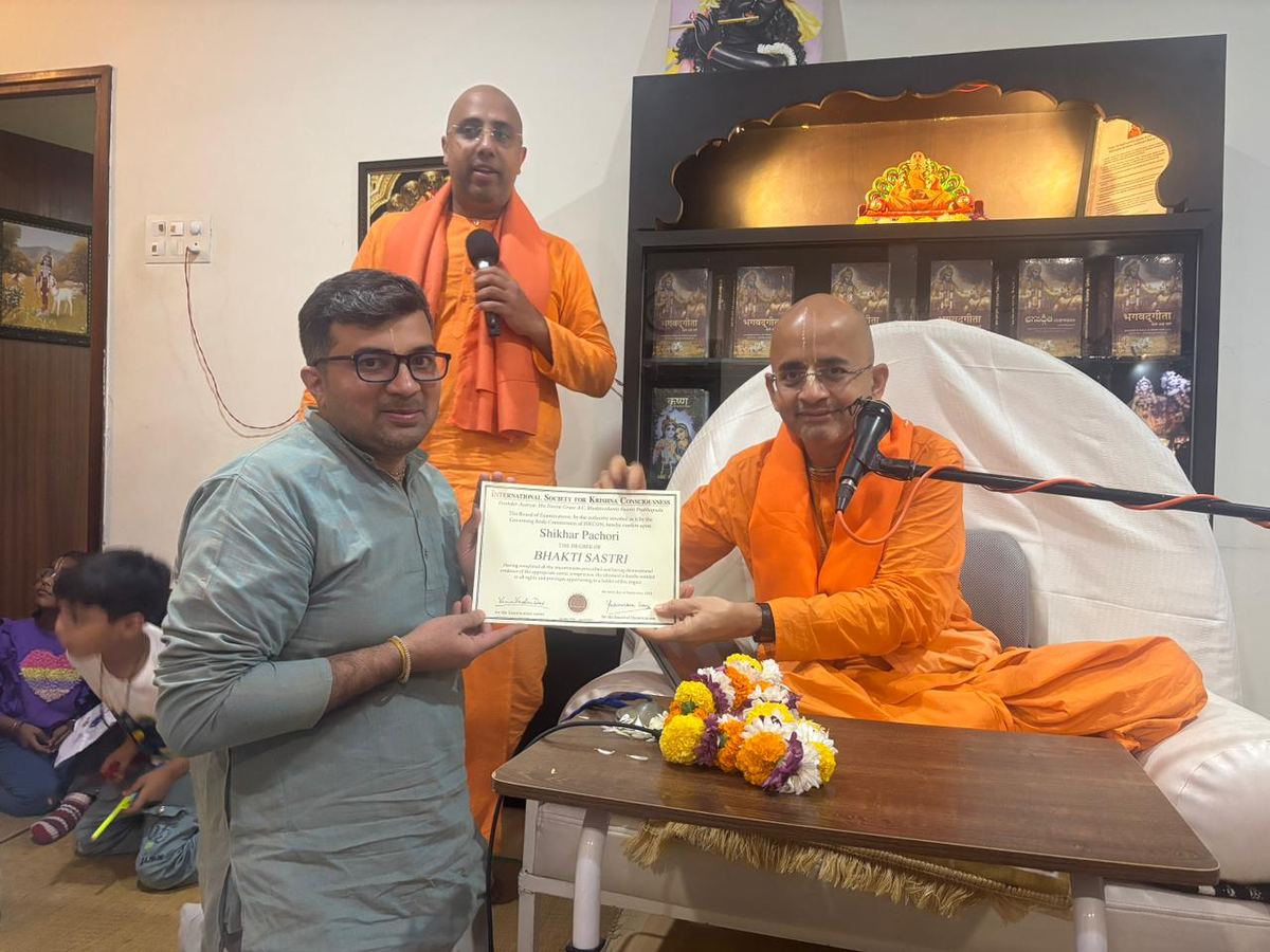 Bhakti Shastri graduate receiving certificate from Evolve Pune