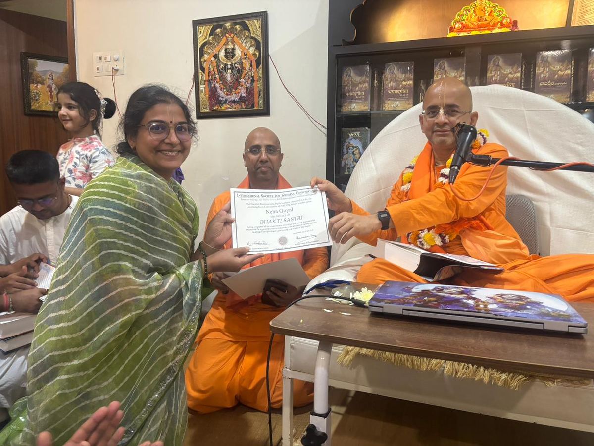 Bhakti Shastri graduate with certificate