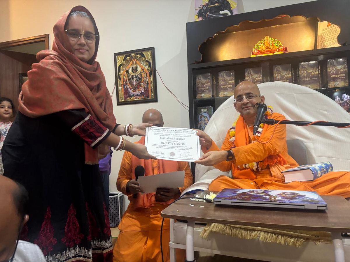 Bhakti Shastri certificate presentation moment