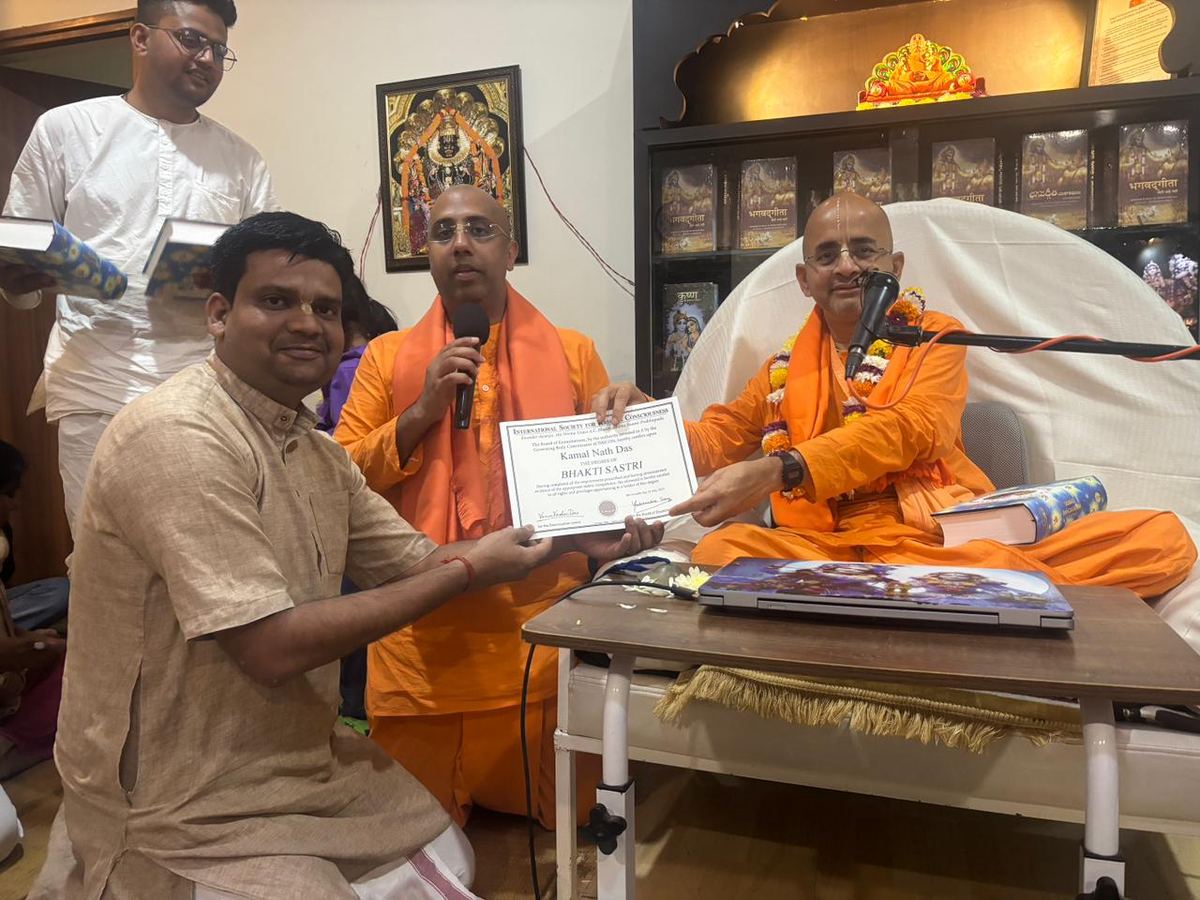 Bhakti Shastri graduate receiving certificate