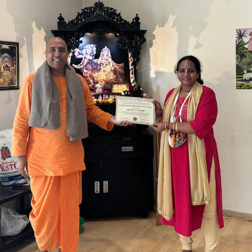 Bhakti Shastri graduates receiving certificates