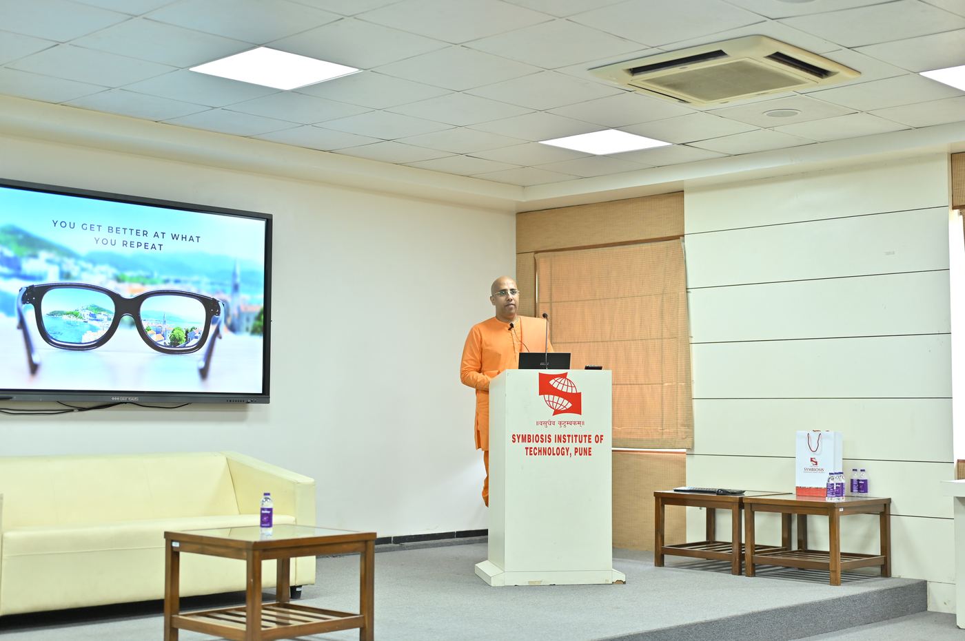 Evolve Pune leadership talk at a management institute