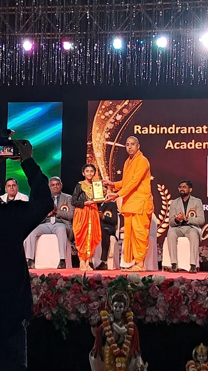 Award presentation at an Evolve Pune leadership event