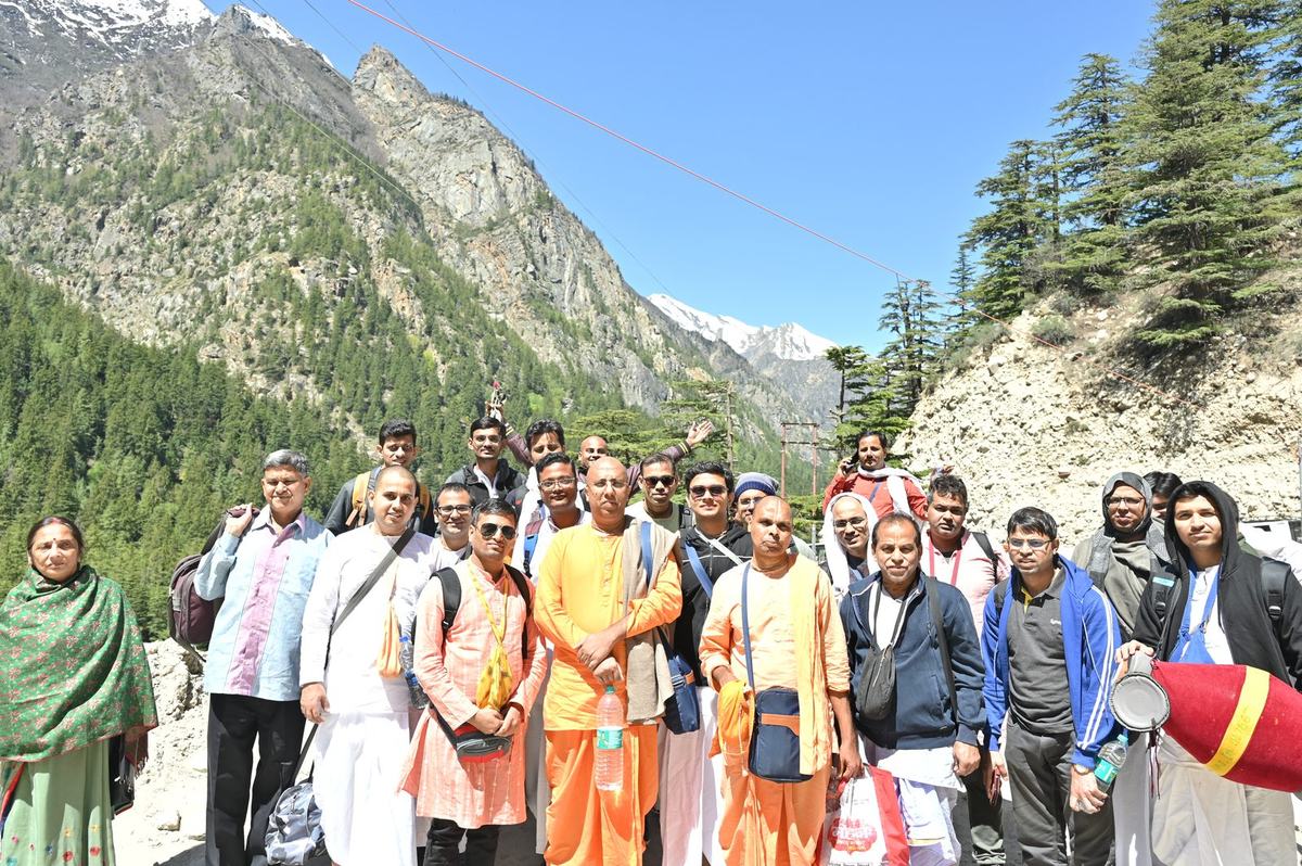 Devotees on an Evolve Pune yatra to a holy place in India